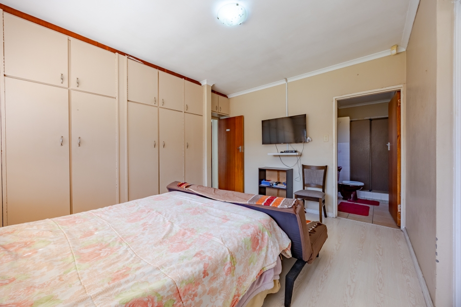 5 Bedroom Property for Sale in Bothasig Western Cape